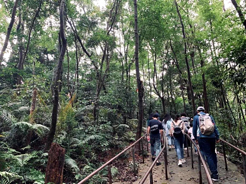 徒步登山.jpg 徒步登山.jpg